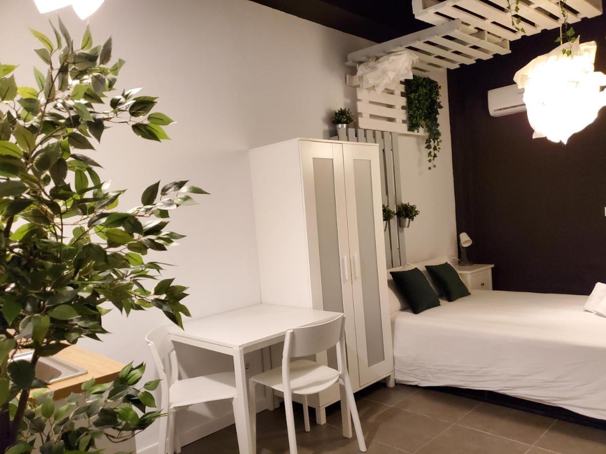 Small And Cozy Rooms - G บาเลนเซีย ภายนอก รูปภาพ